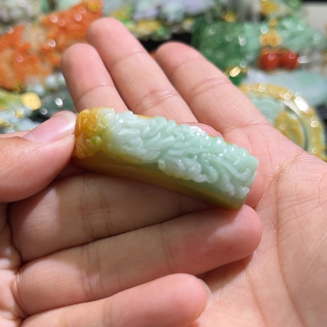 翡翠未镶嵌颈饰待编织