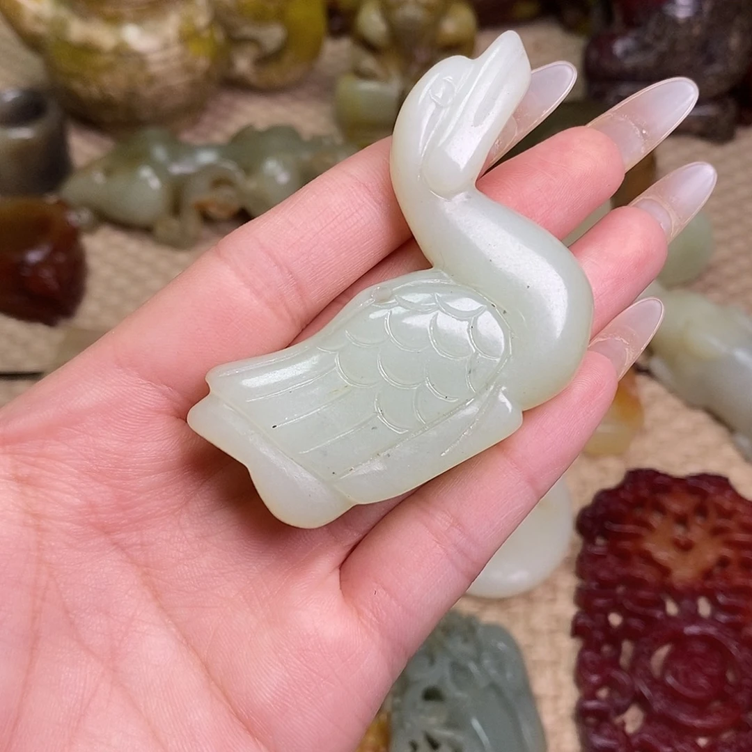 粉****未镶嵌蛇纹石玉颈饰