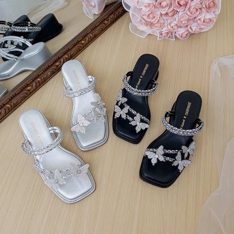 宽脚胖脚大码女鞋夏季两穿优雅时尚气质法式水钻蝴蝶结坡跟凉鞋