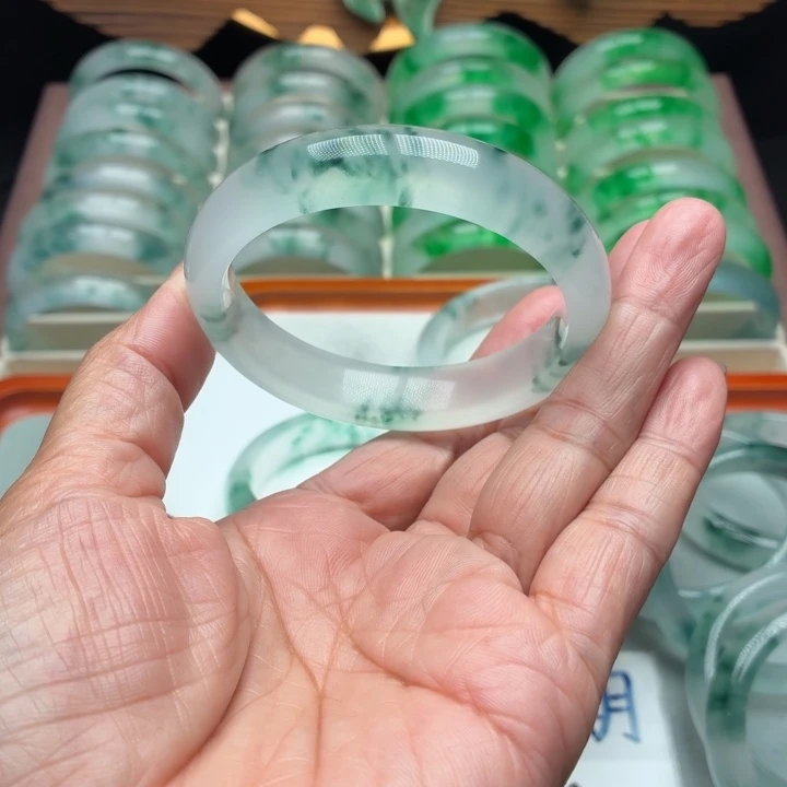 鄢***栀石英质玉未镶嵌手镯