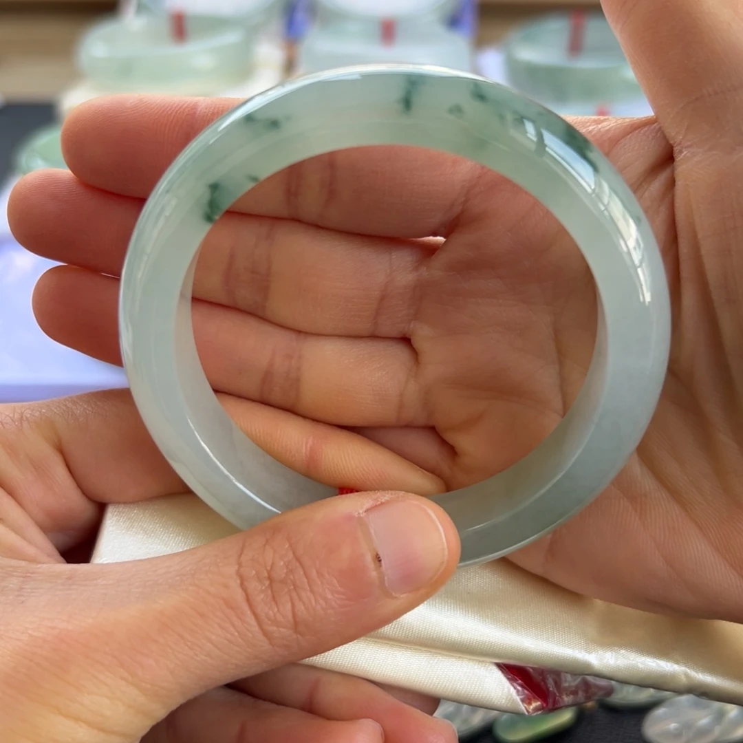 翡翠手镯未镶嵌手镯