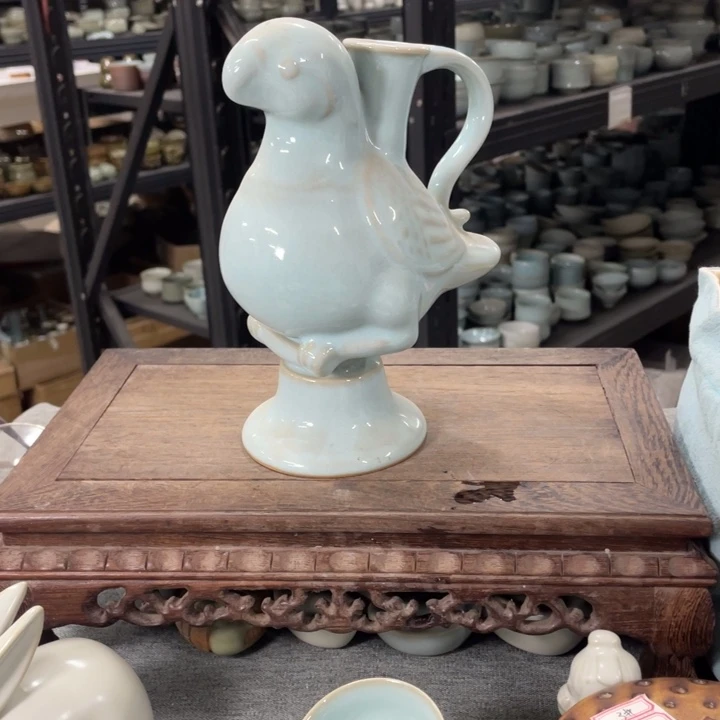 摆件天青釉鹦鹉灯