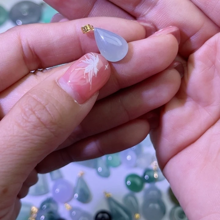 翡翠颈饰18K金镶嵌向**生水滴