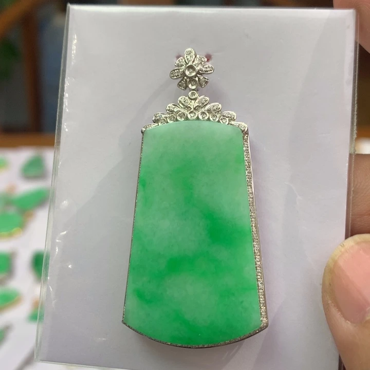 翡翠颈饰18K金镶嵌翡翠