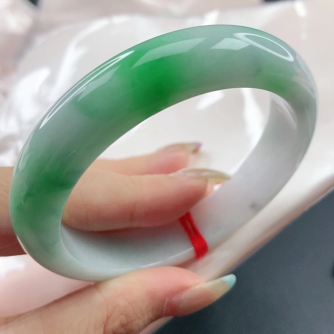 翡翠手镯未镶嵌，182