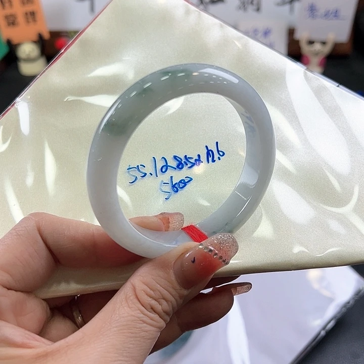 翡翠手镯未镶嵌芙蓉底飘花