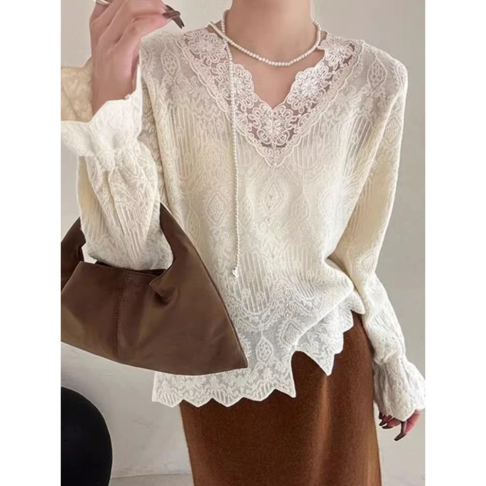 6095轻法式蕾丝雕花工艺花袖针织上衣V领显瘦蕾丝打底衣女内搭