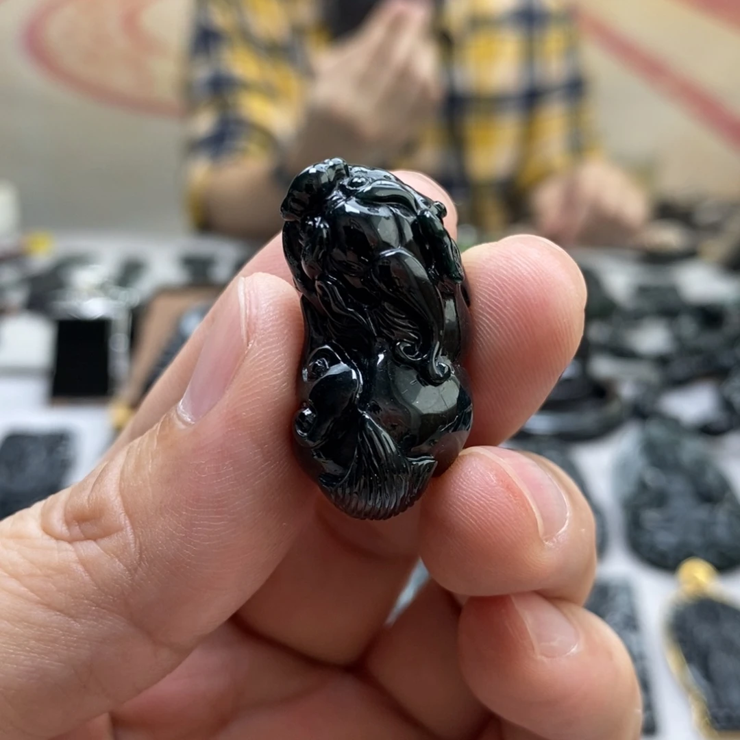 翡翠未镶嵌颈饰貔貅