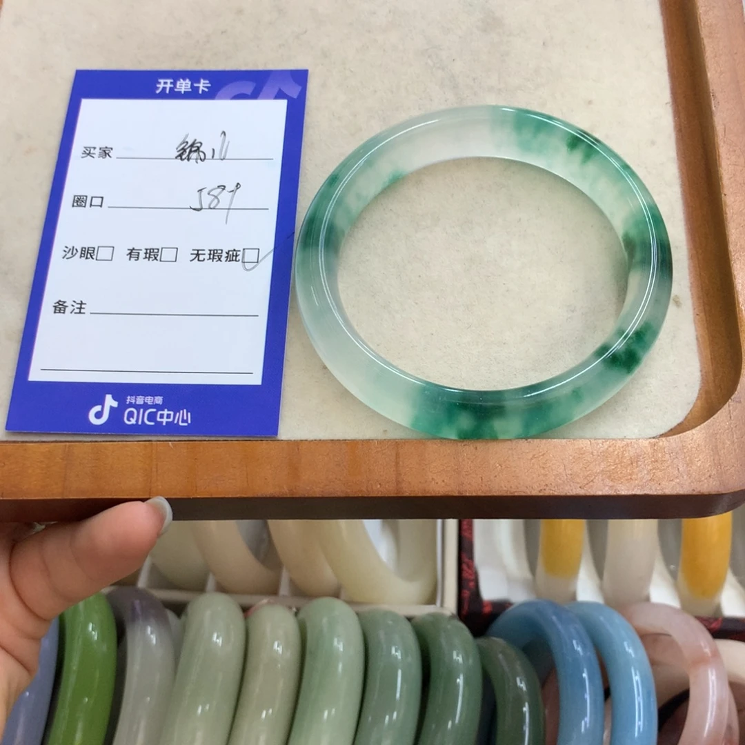 未镶嵌手镯石英质玉
