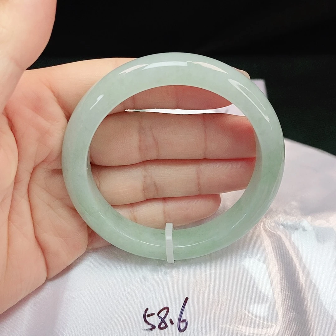 翡翠手镯未镶嵌正圈