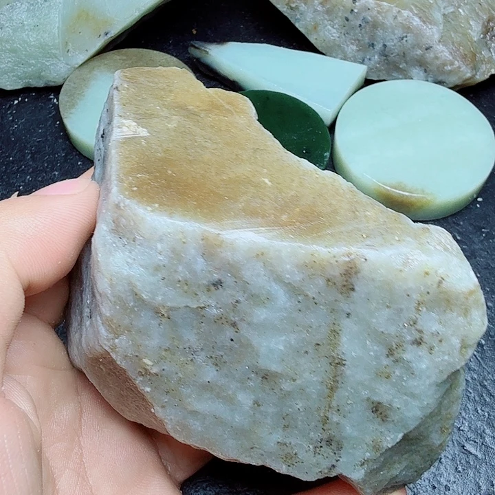 和田玉（糖玉）未镶嵌珠宝奇石