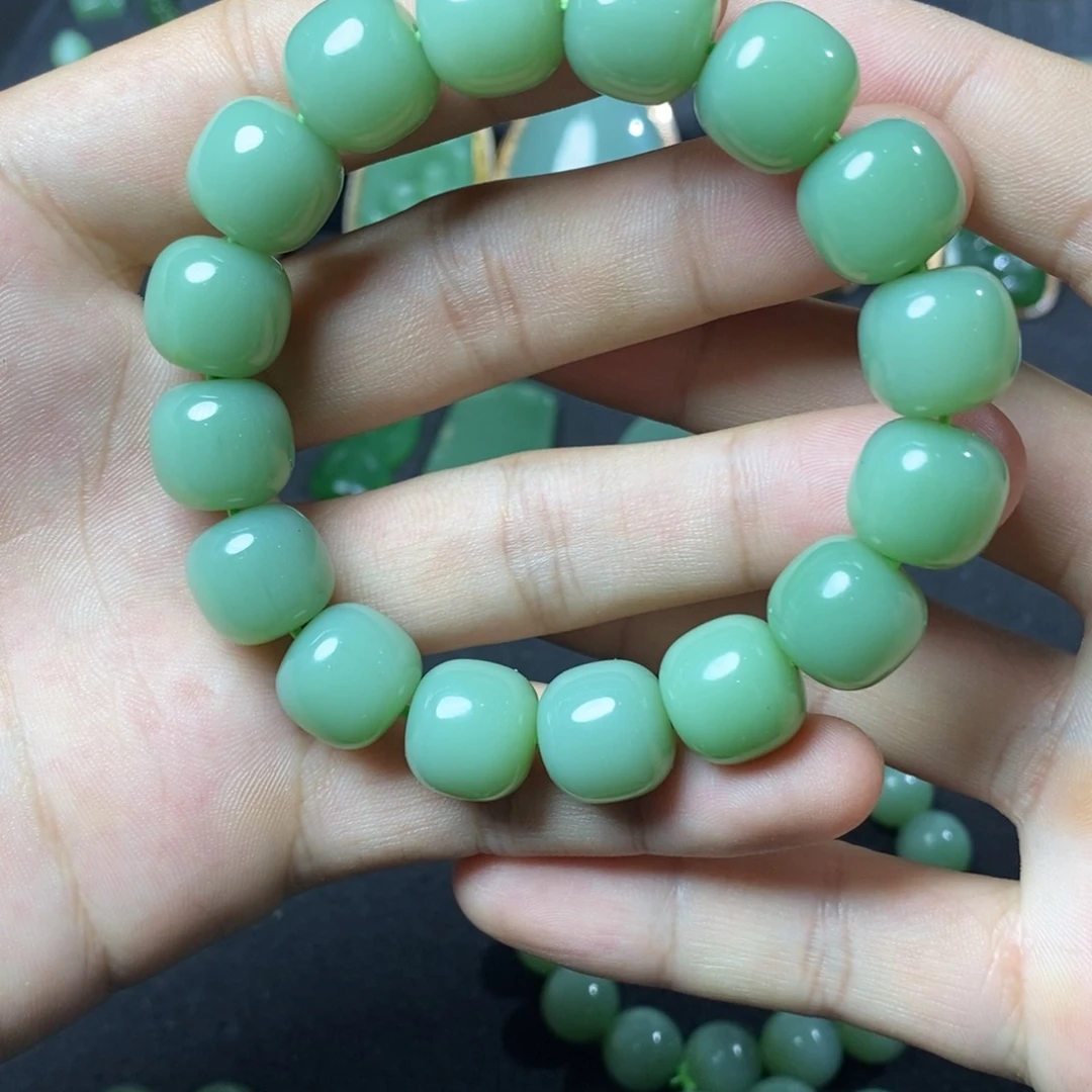 颈饰未镶嵌和田玉（碧玉）