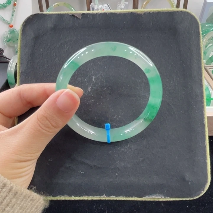 未镶嵌手镯石英质玉（非洲翠）