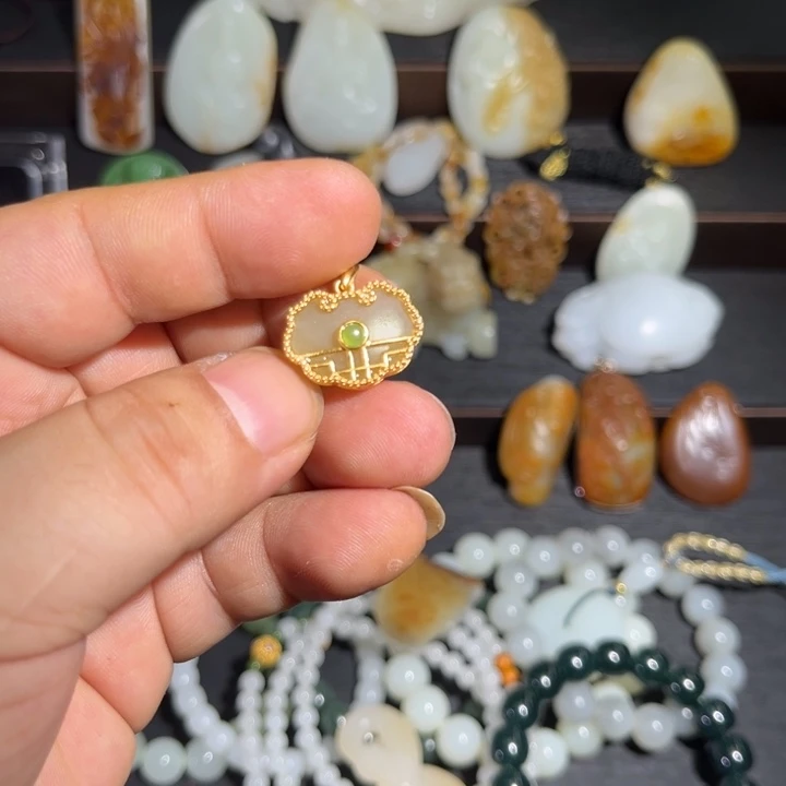 木***兄和田玉（糖玉）未镶嵌颈饰