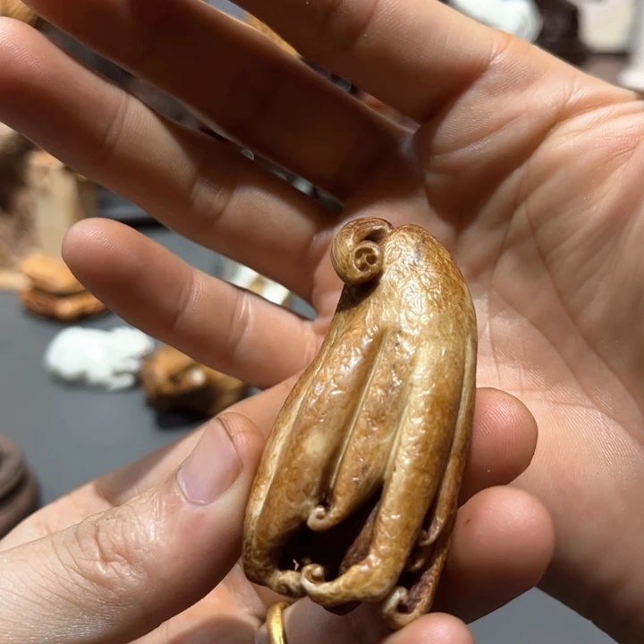 木鹿角雕刻工艺手把件