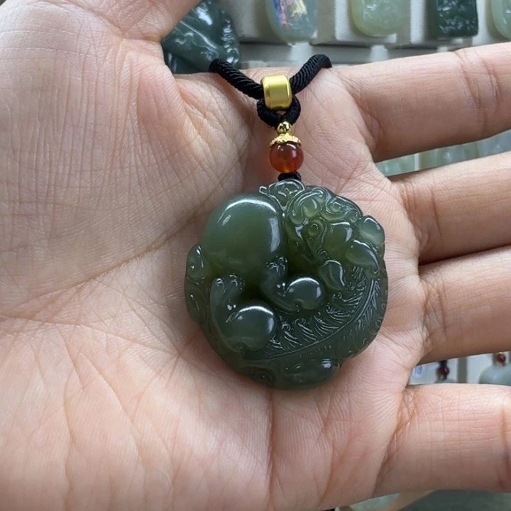 李***和田玉未镶嵌颈饰