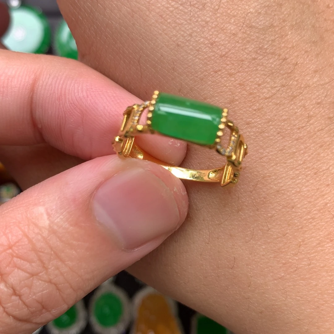 翡翠18K金镶嵌戒指