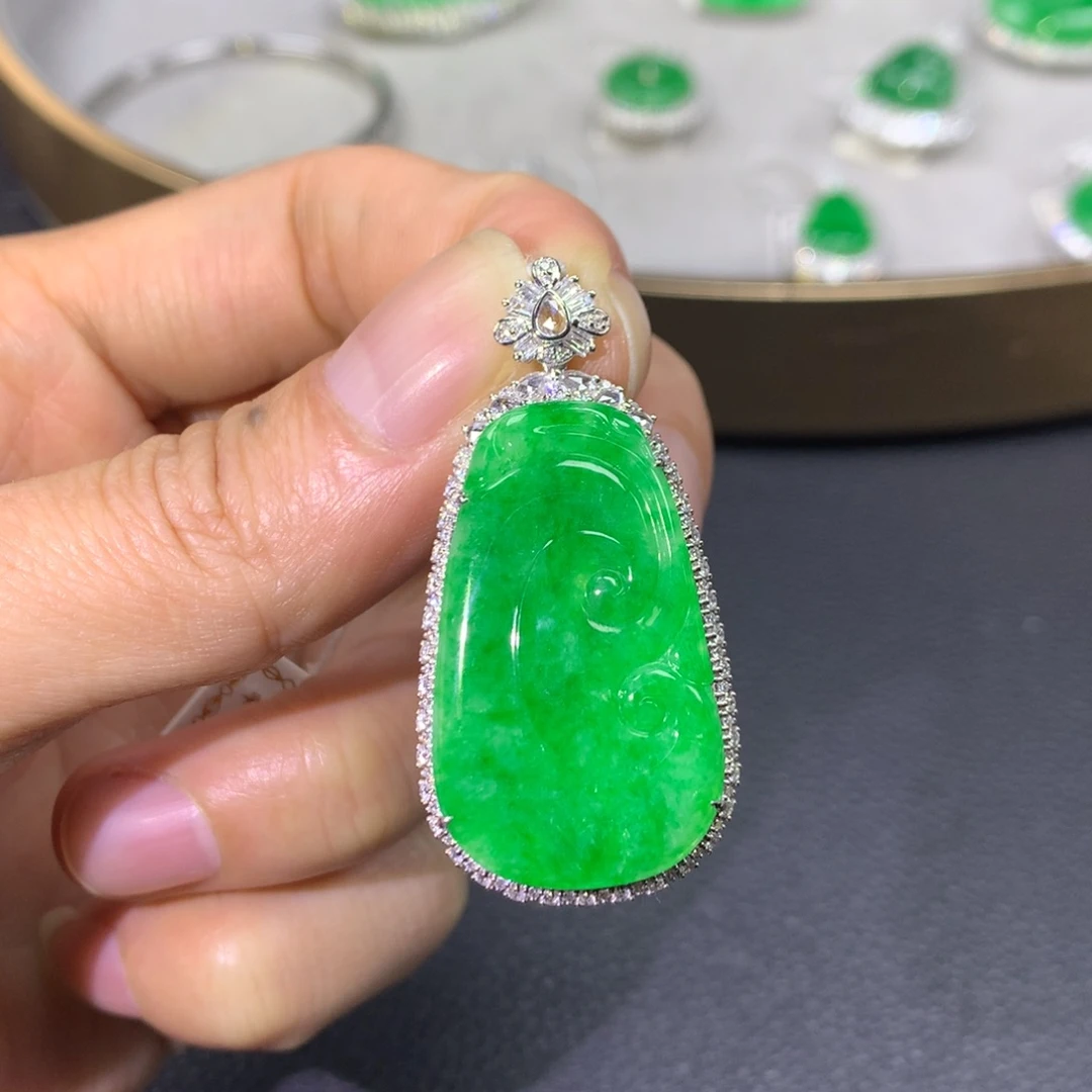 翡翠颈饰18K金镶嵌翡翠