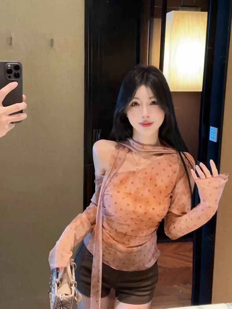 粉色波点斜肩长袖t恤女秋季一字肩挂脖打底衫内搭巨好看绝美上衣