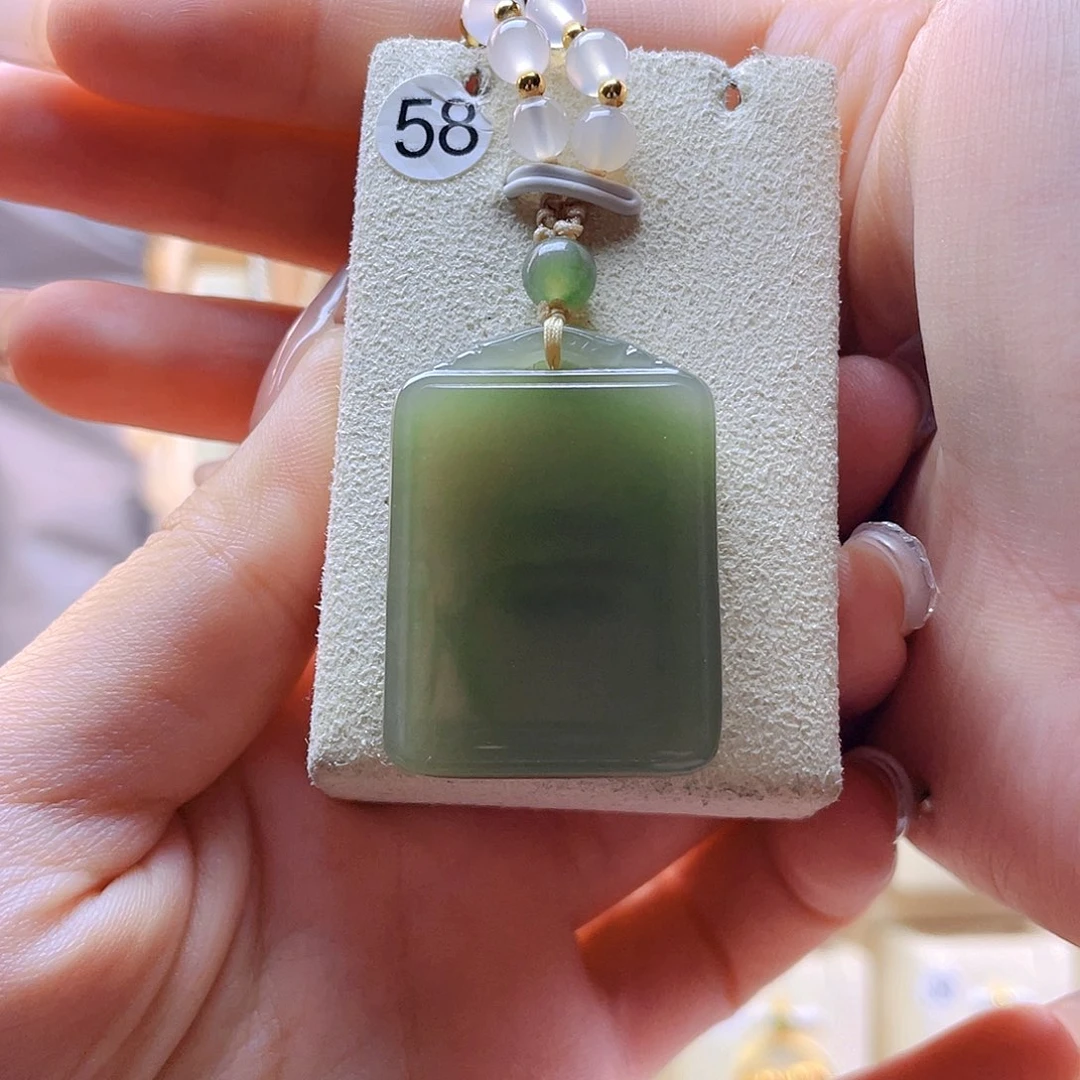 和田玉吊坠(赠链)未镶嵌是***、