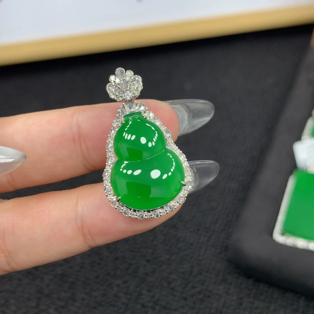 颈饰18K金镶嵌翡翠小*1葫芦