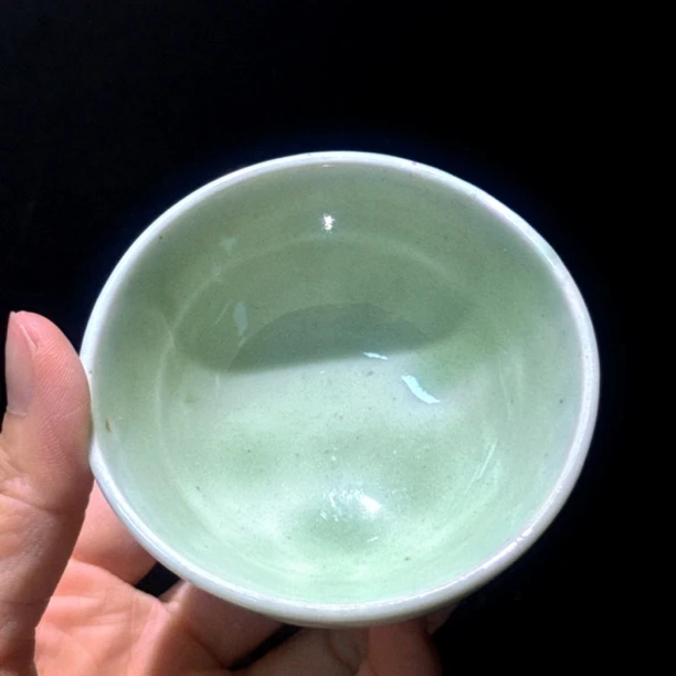 日本舶来，豆青釉茶杯，主人杯，釉色均匀漂亮，胎质细腻