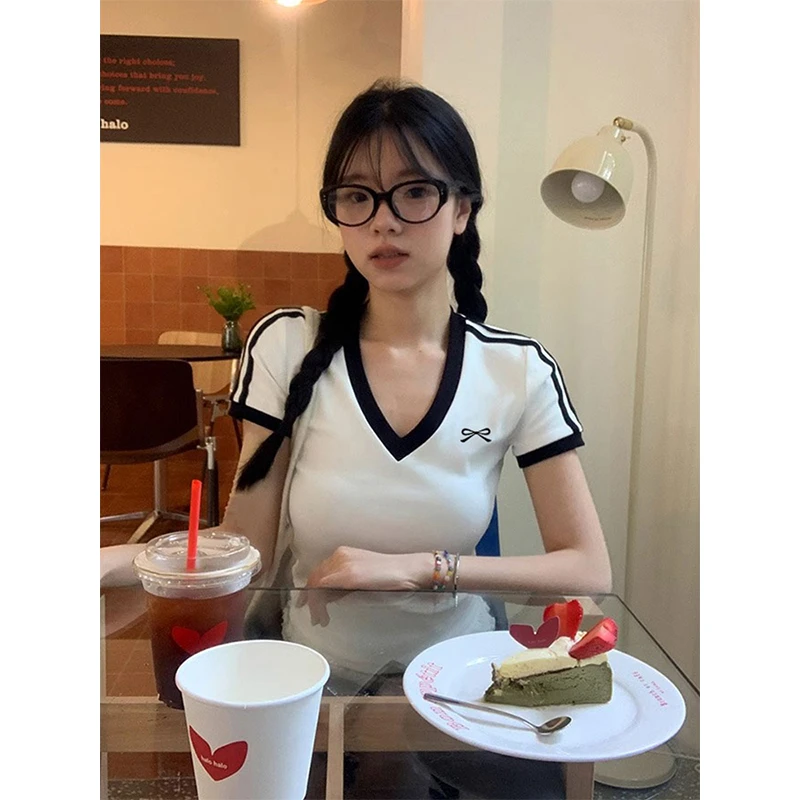 RUISDAEL重磅精梳棉夏V领学院风短袖t恤女时尚修身结印花白色上衣