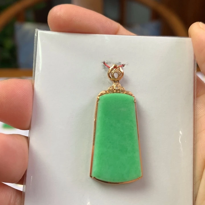 翡翠18K金镶嵌颈饰翡翠吊坠