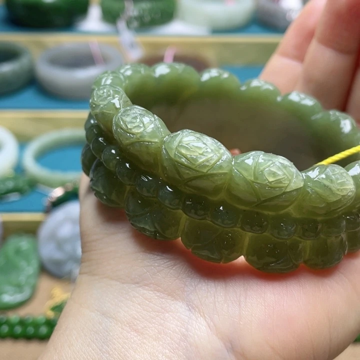 和田玉手镯63圈口。编号55未镶嵌