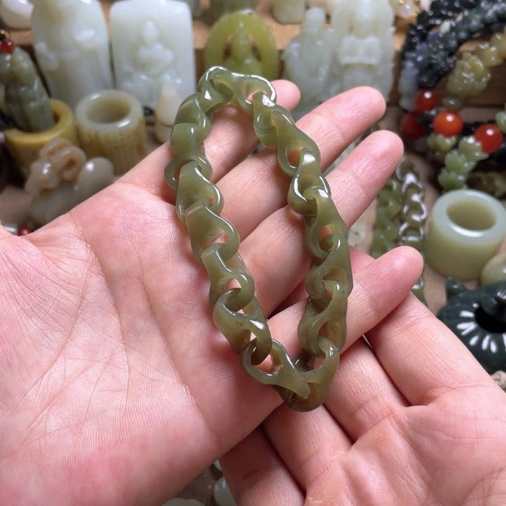 和田玉未镶嵌颈饰独**剑