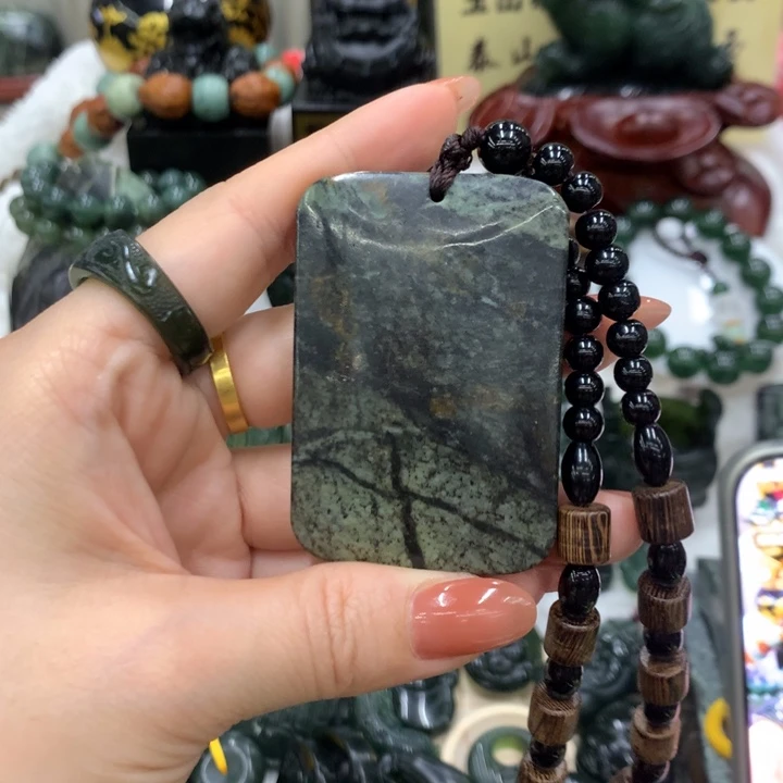 蛇纹石玉未镶嵌颈饰