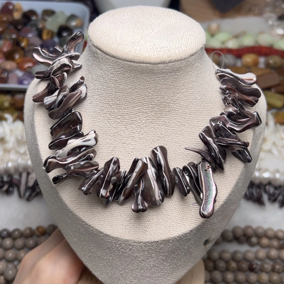 玛瑙/玉髓合金珠宝半成品N623。天然黑金贝随形长牙一条