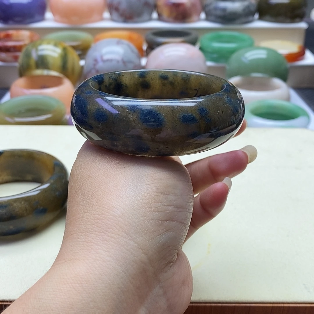 ****石英质玉未镶嵌手镯