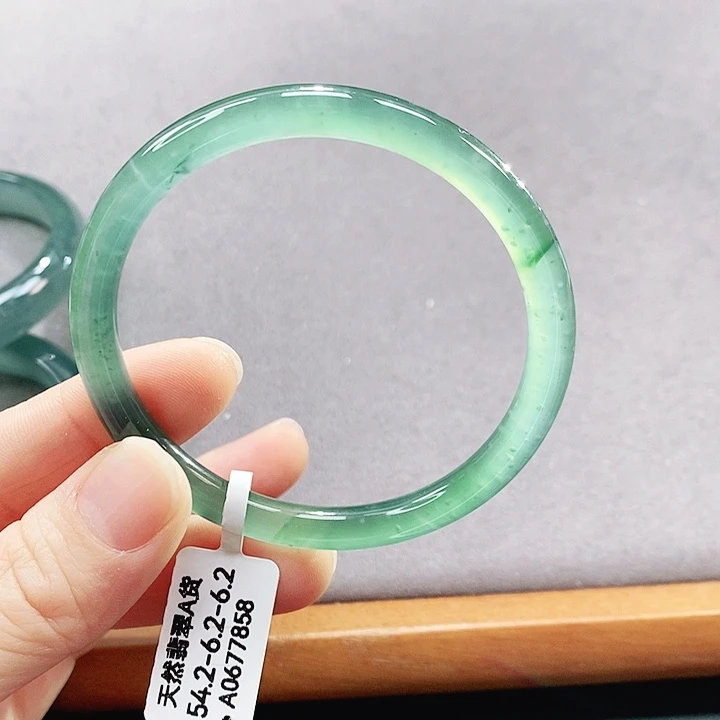 翡翠未镶嵌手镯（圆镯）