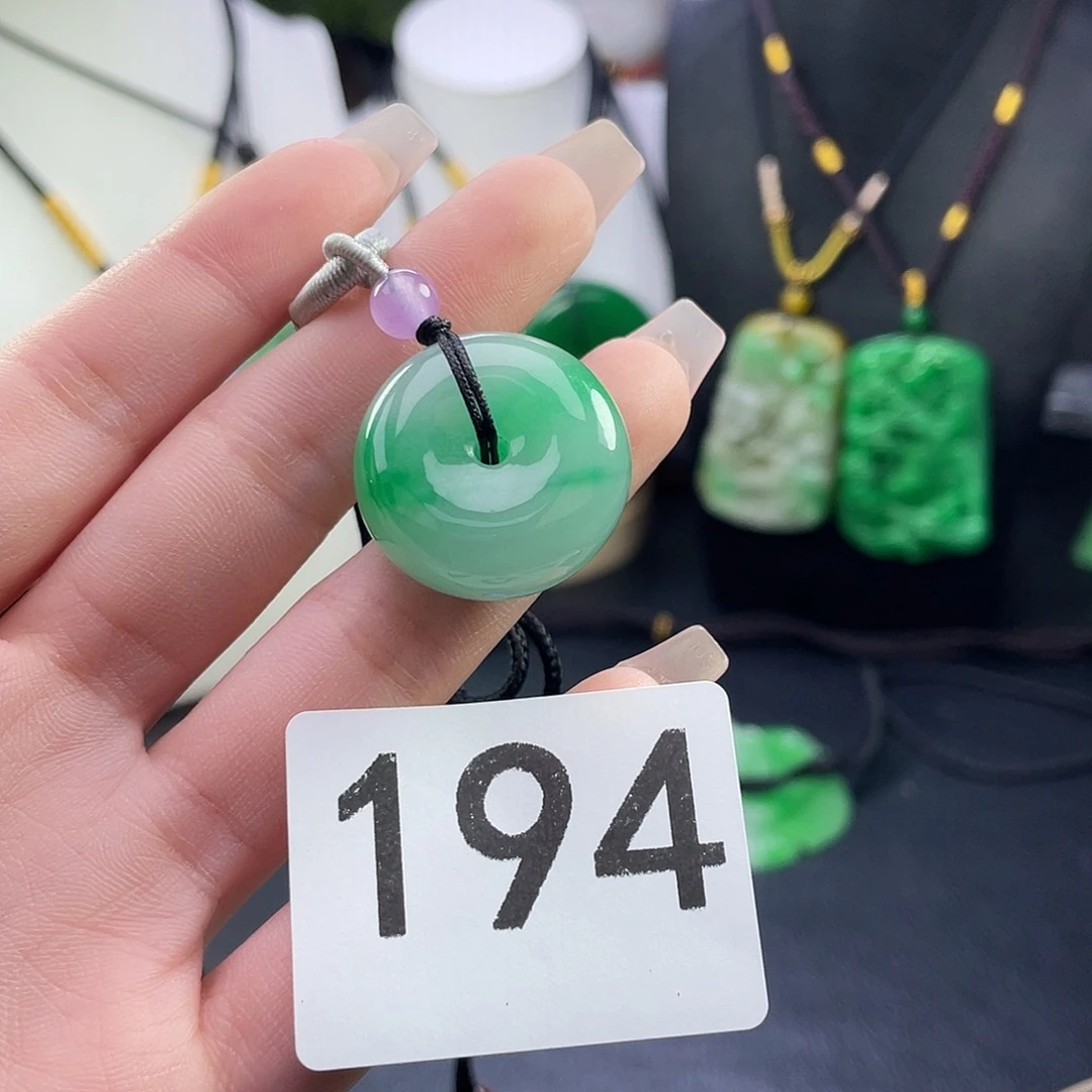 翡翠未镶嵌吊坠(赠链)