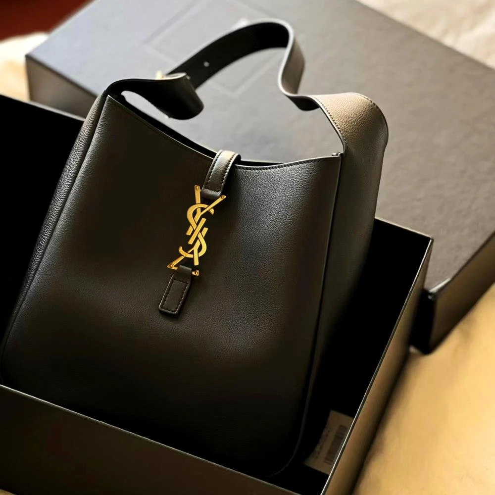 香港品牌女包轻奢时尚质感水桶包2026单肩腋下包包女明星同款包包