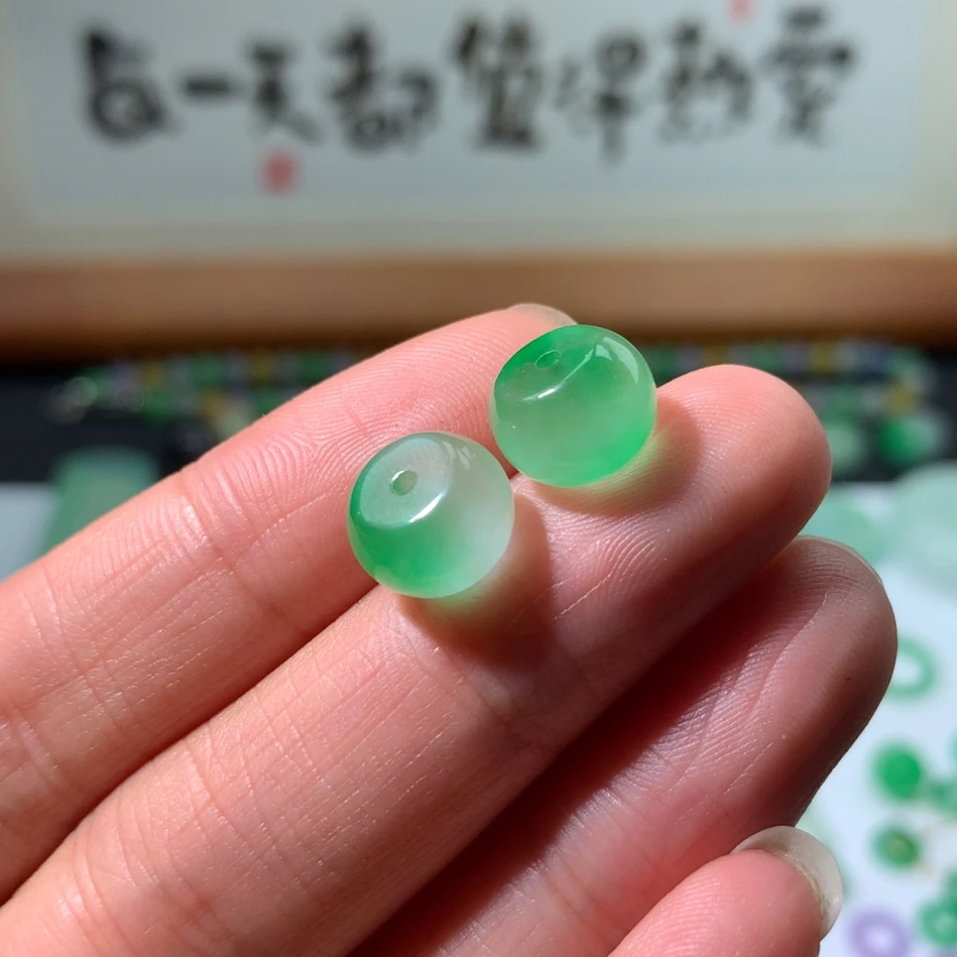晓***得缅甸翡翠冰绿底小鼓珠