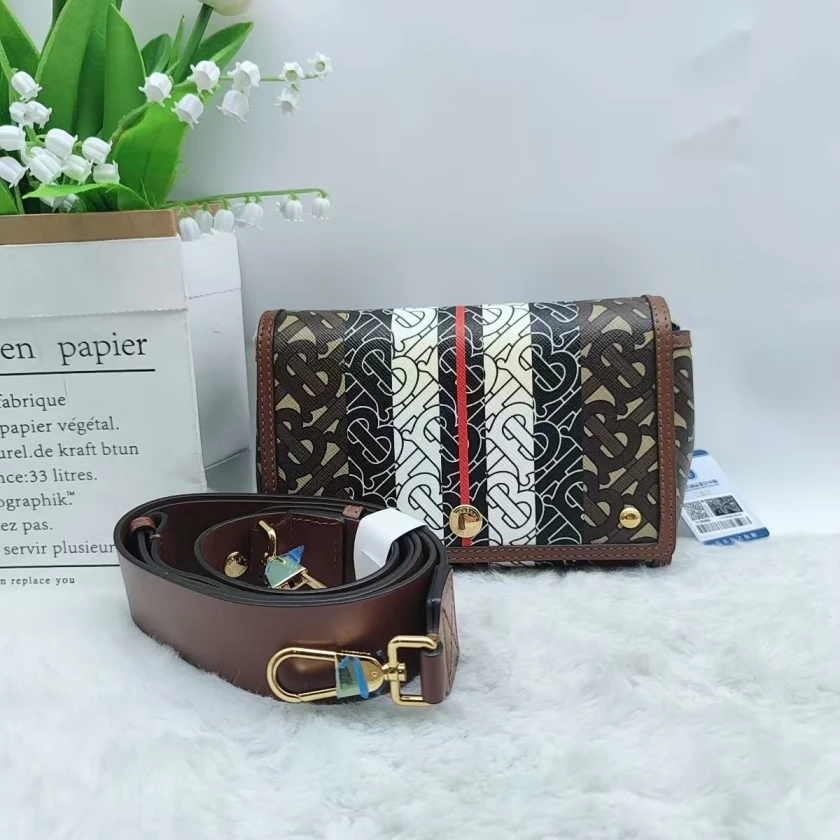 95新 BURBERRY/博柏利 新款斜挎包1184 0151