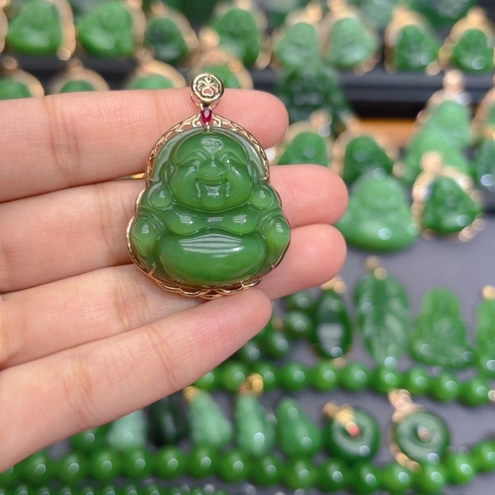 颈饰18K金镶嵌和田玉（碧玉）