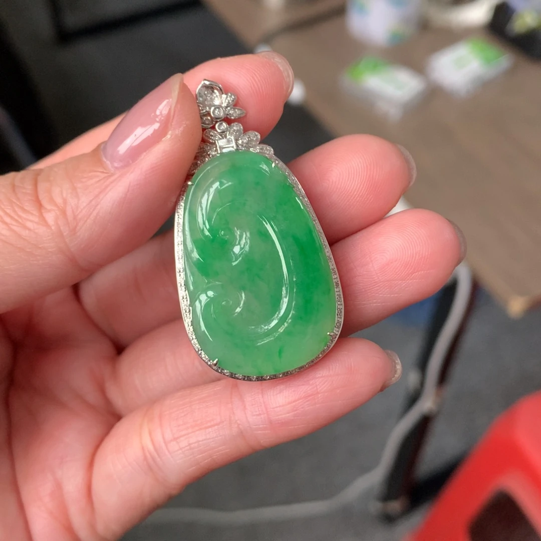 阳****翡翠18K金镶嵌吊坠(不含链)