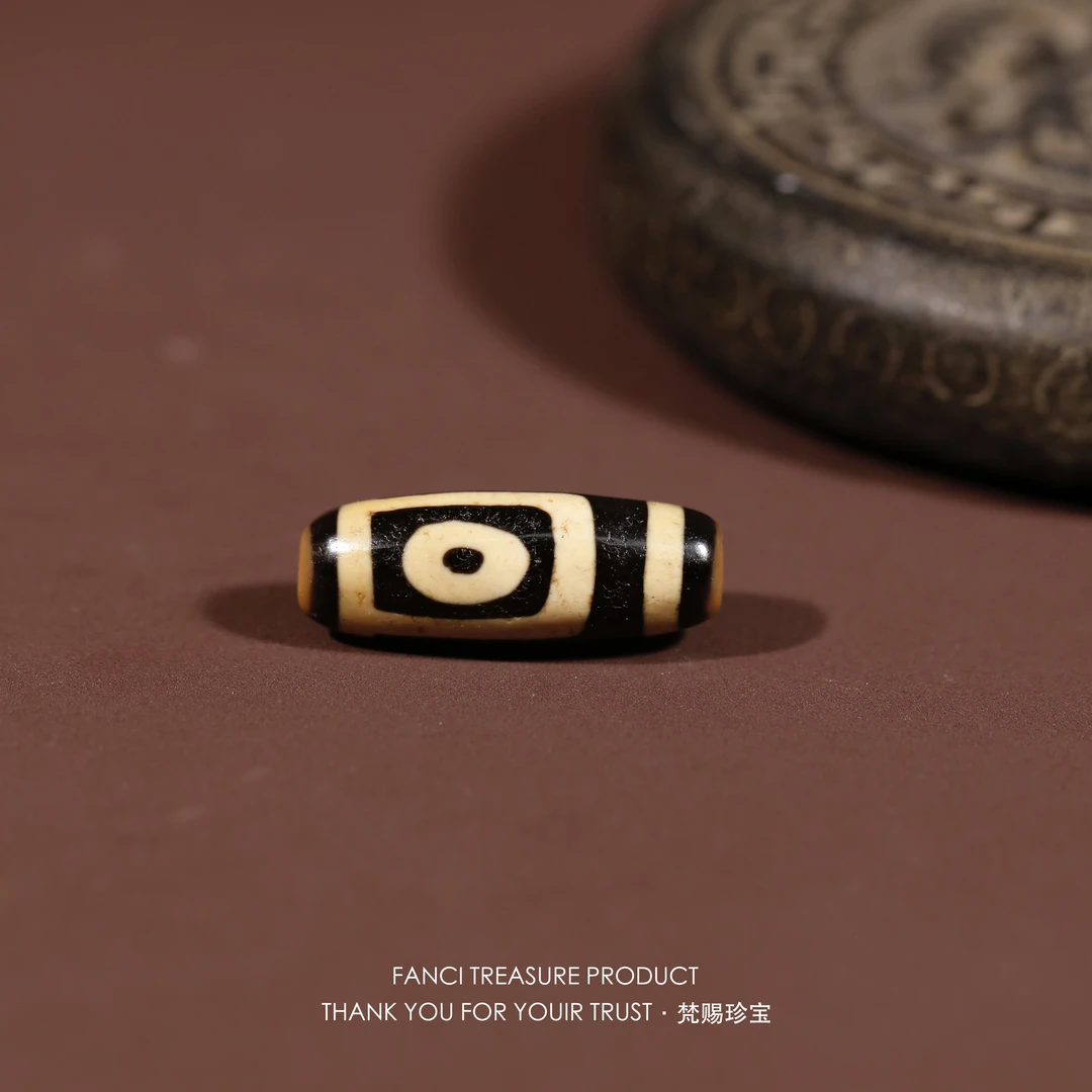 梵赐珍宝·【行运任晓攀雪域系列】页岩牙黄地门二眼32.2x12.4mm天珠