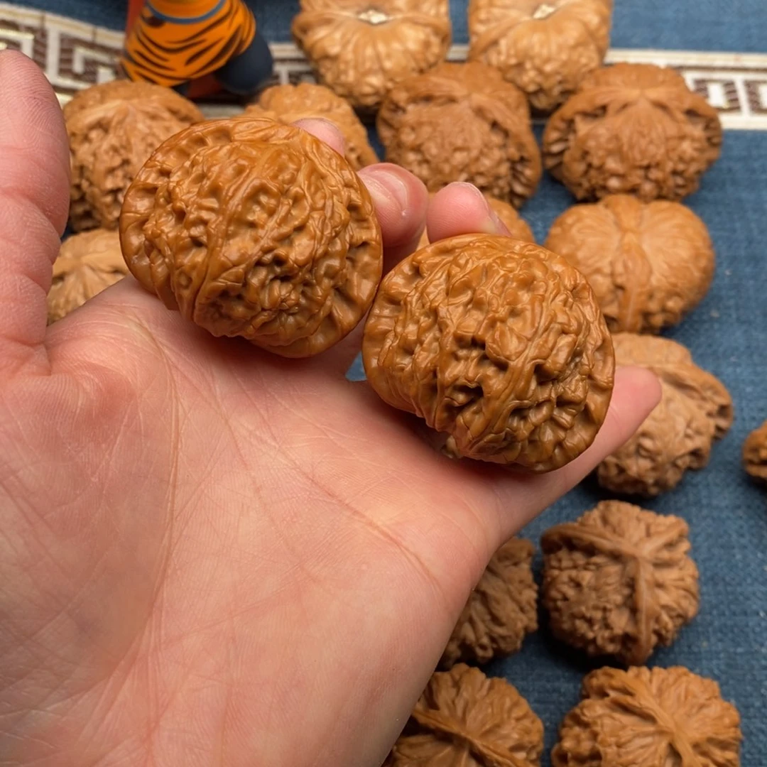 文玩核桃把件43红皮闷白