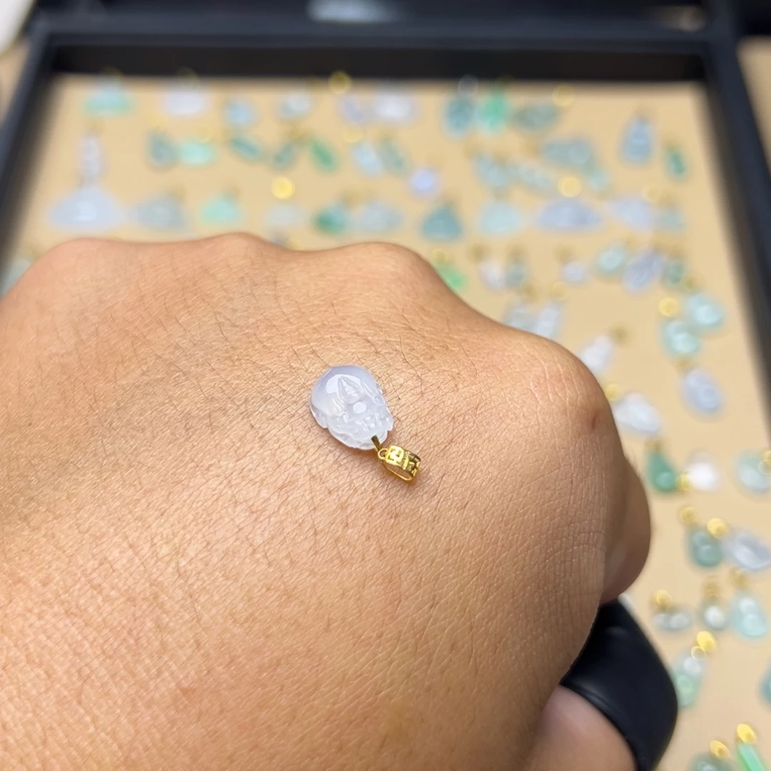 颈饰18K金镶嵌翡翠貔貅