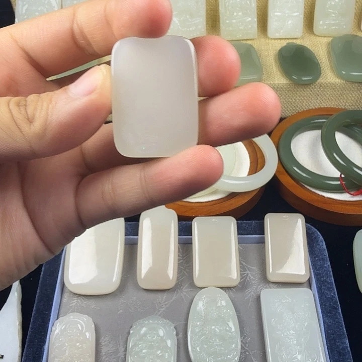 和田玉未镶嵌吊坠(赠链)