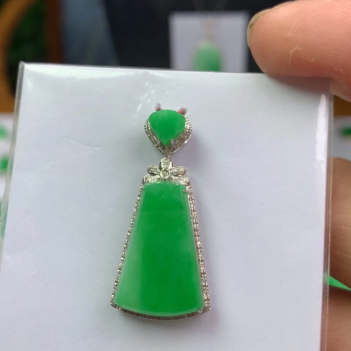 颈饰18K金镶嵌翡翠