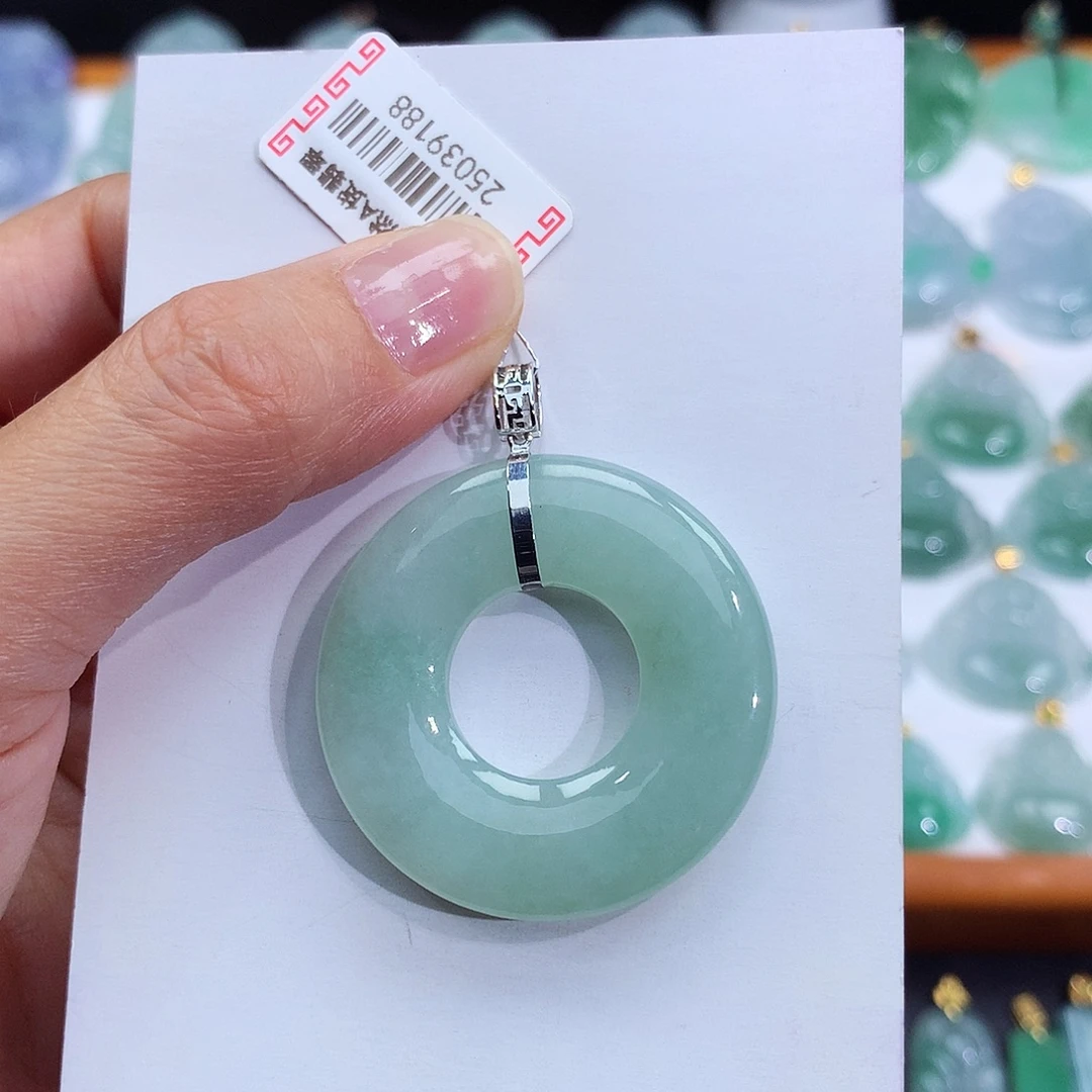 翡翠18K金镶嵌颈饰翡翠吊坠