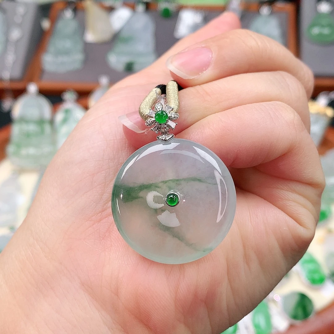 颈饰18K金镶嵌翡翠平安扣