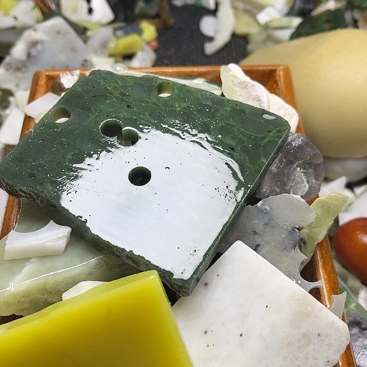 和田玉未镶嵌珠宝奇石青****媒