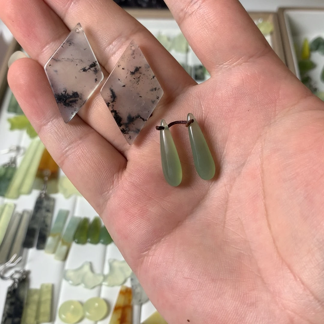 丧***丧蛇纹石玉未镶嵌耳环