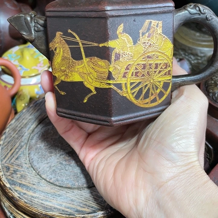 茶壶紫砂原矿泥料手工制作的一把紫砂壶。